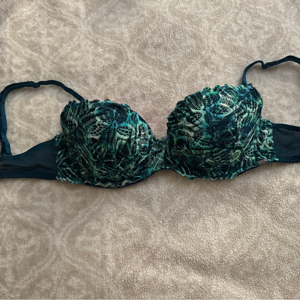 Victoria’s Secret bra, 32d